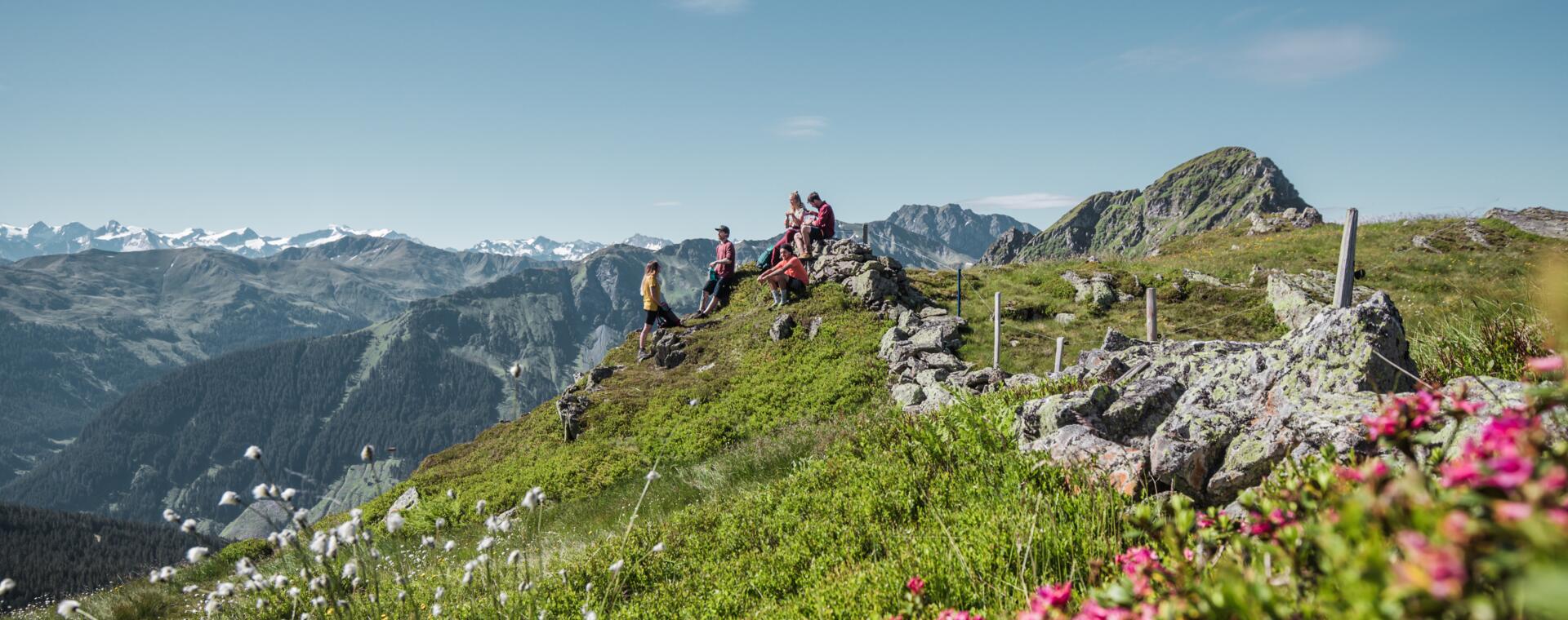 hiking in a group in Saalbach | © Mia Knoll