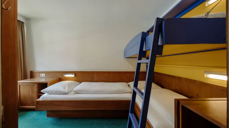 Chambre avec lit simple et lit mezzanine bleu avec échelle