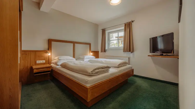 Chambre d'hôtel avec télévision dans un style autrichien traditionnel
