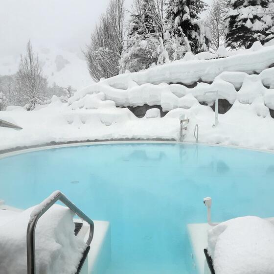 beheizter outdoor Pool im Winter