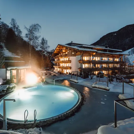 Hotel mit Pool im Winter bei Nacht