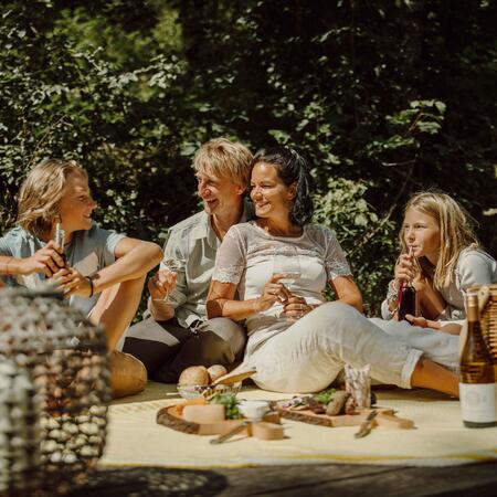 Familie bei einem Picknick im Gartenhotel Theresia