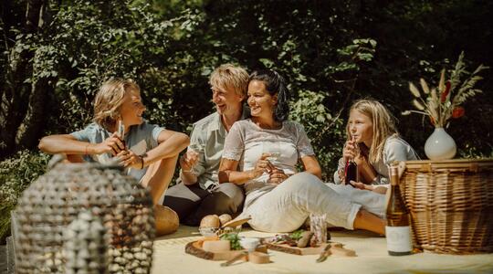 Family at a picknick at Gartenhotel Theresia