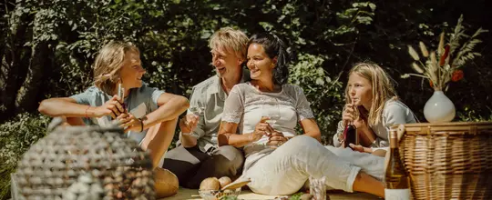 Famille lors d'un pique-nique à l'hôtel Gartenhotel Theresia