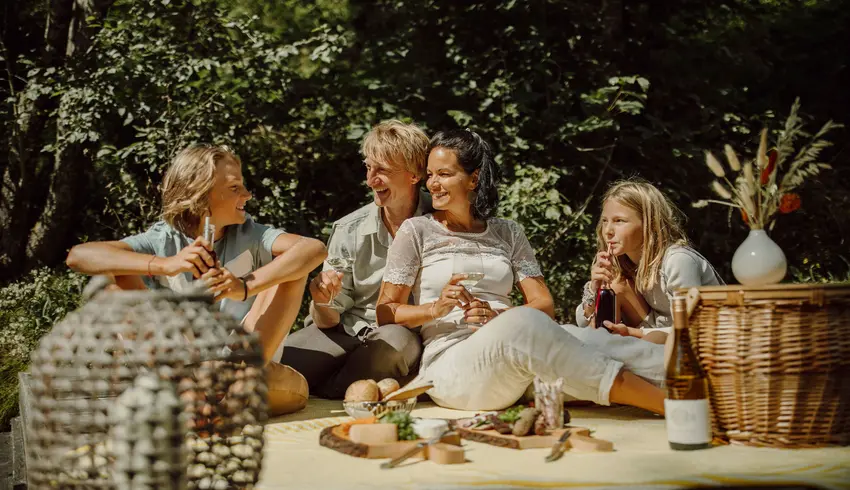 Familie bei einem Picknick im Gartenhotel Theresia