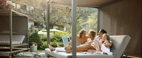 Parents avec deux enfants à l'étang de baignade de l'hôtel Theresia