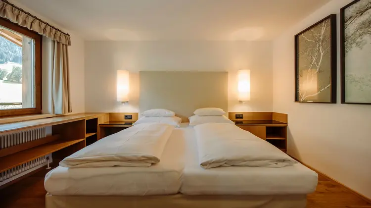 Hotelzimmer mit Doppelbett und Nachttischen
