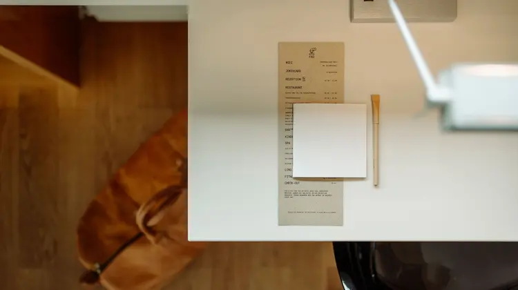Table avec menu, bloc-notes et stylo, vue d'en haut
