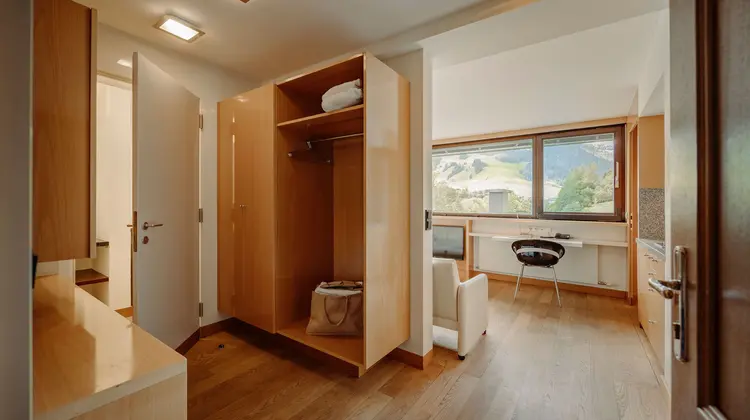Salle de bain lumineuse avec deux lavabos, baignoire et serviettes