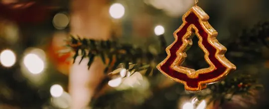 Goldener Weihnachtsbaum-Anhänger am Weihnachtsbaum