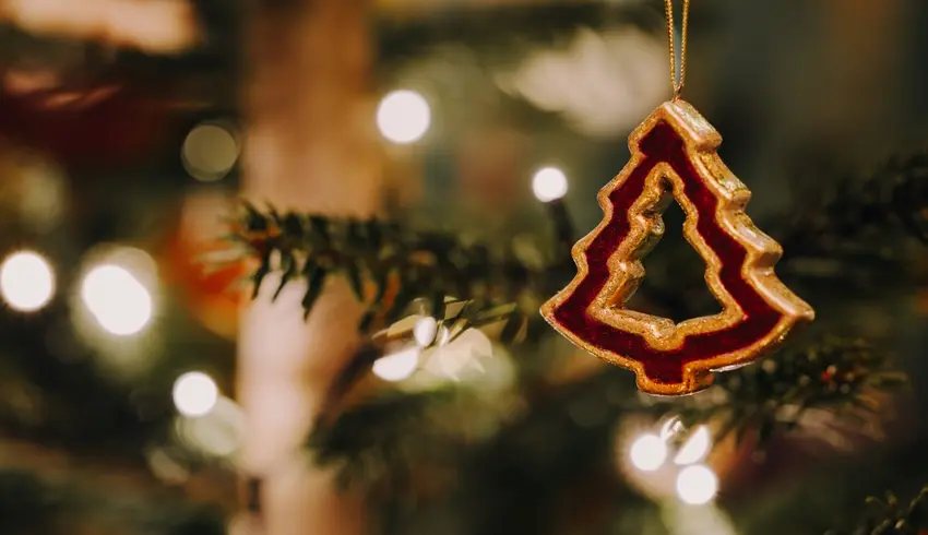 Goldener Weihnachtsbaum-Anhänger am Weihnachtsbaum